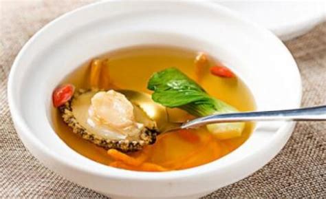鲍鱼配什么煲汤最好，金针菇鲍鱼煲汤／花菇鲍鱼煲汤／海带鲍鱼煲汤